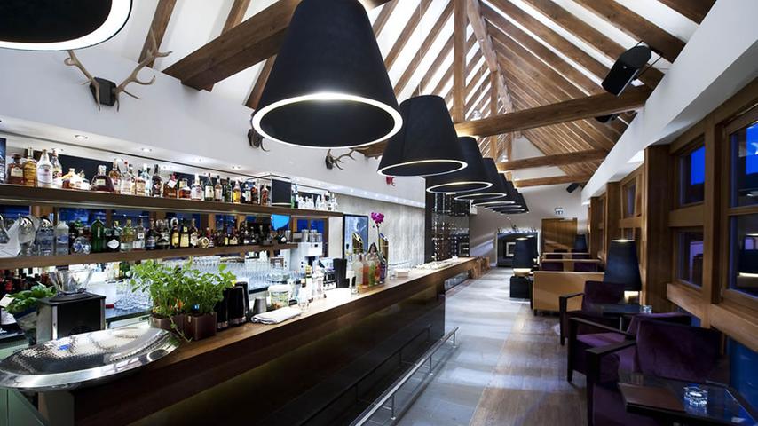 S'blödels in Kornburg gibt es seit mittlerweile über 13 Jahren. Die Cocktail-Lounge mit Weinbar ist in einem Fachwerkgebäude beheimatet. Inspiration für den Aufbau und die Einrichtung der Bar holte sich Christian Blödel unter anderem in Hamburg, Meran und Paris. Im Sommer kann der Sonnenuntergang auf der Terrasse genossen werden. Im Winter verwandelt sich der Außenbereich in eine Smokers-Lounge. Knapp 300 Drinks bietet s'blödels an. S'blödels in Kornburg gibt es seit mittlerweile über 13 Jahren. Die Cocktail-Lounge mit Weinbar ist in einem Fachwerkgebäude beheimatet. Inspiration für den Aufbau und die Einrichtung der Bar holte sich Christian Blödel unter anderem in Hamburg, Meran und Paris. Im Sommer kann der Sonnenuntergang auf der Terrasse genossen werden. Im Winter verwandelt sich der Außenbereich in eine Smokers-Lounge. Knapp 300 Drinks bietet s'blödels an.