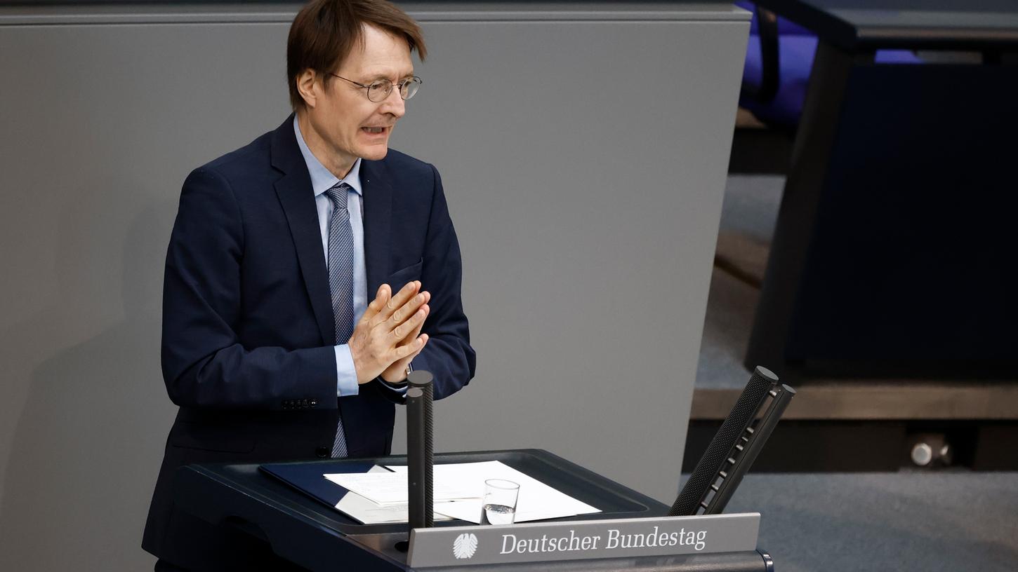 Karl Lauterbach (SPD), Bundesminister für Gesundheit, spricht bei der Sitzung des Deutschen Bundestages zum Pflegeunterstützungs- und Entlastungsgesetz.
