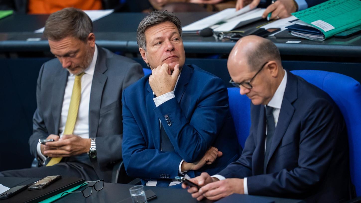 Finanzminister Christian Lindner neben Wirtschaftsminister Robert Habeck und Bundeskanzler Olaf Scholz (v.l.n.r.) während einer Bundestagssitzung.