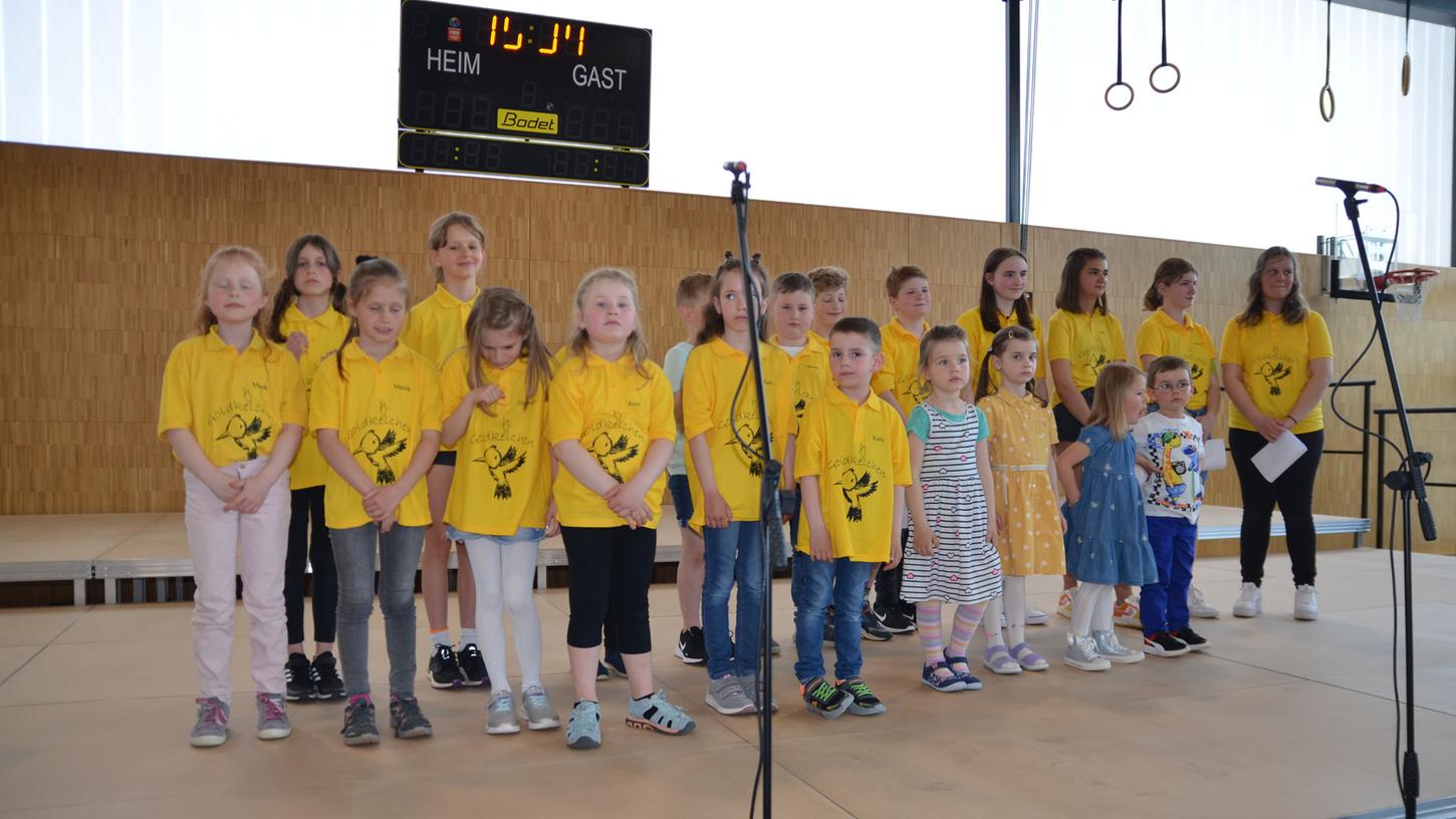 Die Mädchen und Buben des Kinderchors „Goldkehlchen“ unter Leitung von Julia Weber waren dabei beim "Singen in der Heimat".