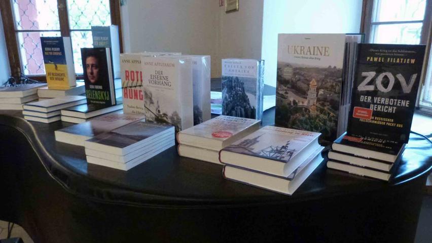 Zahlreiche Bücher wurden an den beiden Abenden vorgestellt. Zahlreiche Bücher wurden an den beiden Abenden vorgestellt.