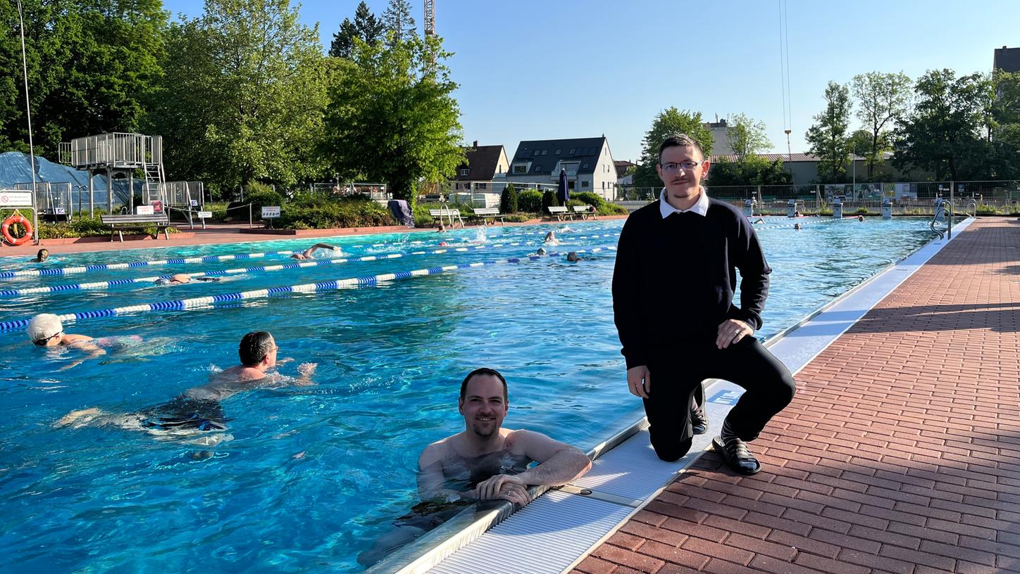 Oberbürgermeister Peter Reiß (im Wasser) und Bäderleiter Dominik Fota läuteten die Freibadsaison 2023 ein.