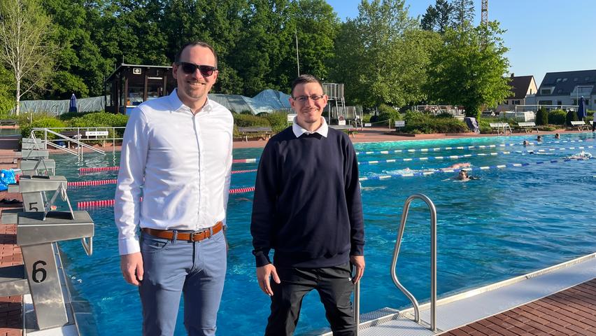 Oberbürgermeister Peter Reiß und Bäderleiter Dominik Fota am Schwimmerbecken des Parkbads.