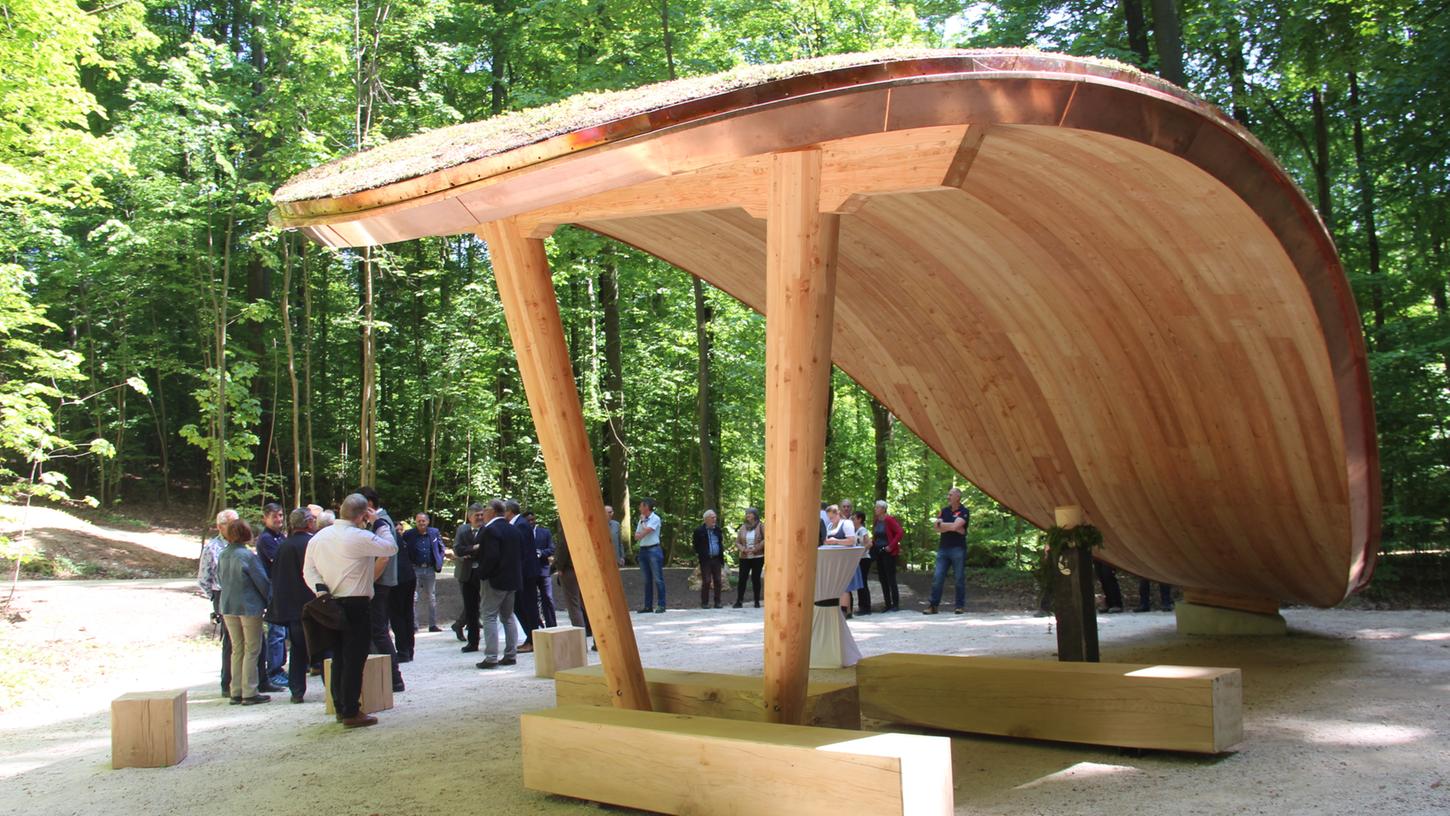 Am Andachtsplatz steht eine mächtige Holzkonstruktion. Dort fand die Einweihung des „Stillen Walds“ statt.
