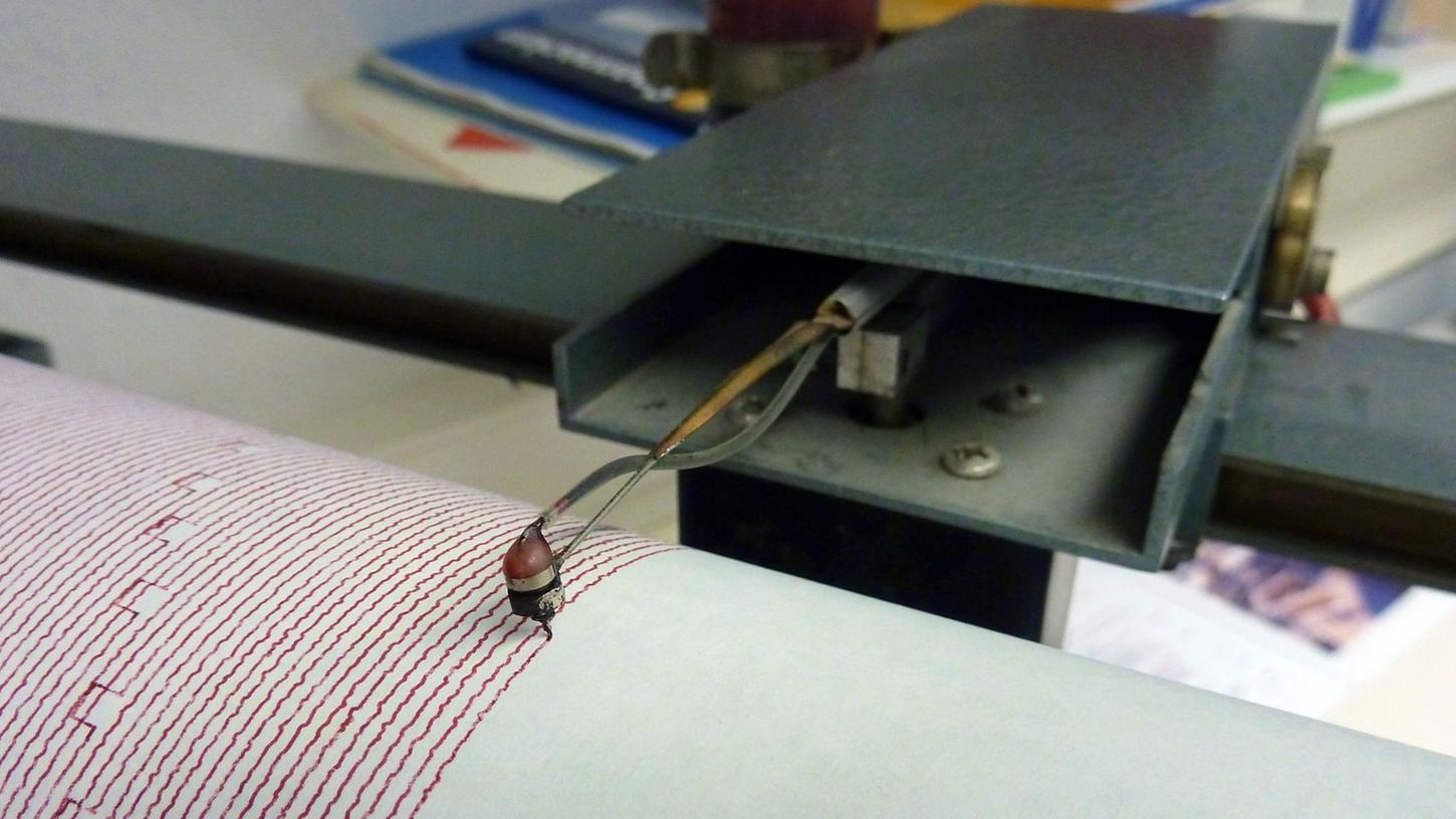 Die Nadel eines alten Seismografen zeichnet Bodenbewegungen auf. (Symbolbild) Die Nadel eines alten Seismografen zeichnet Bodenbewegungen auf. (Symbolbild)