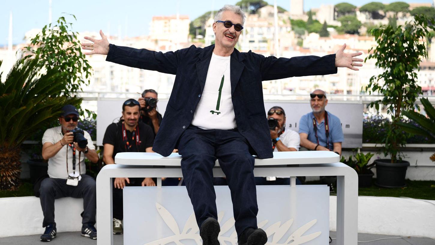 Wim Wenders gestikuliert während eines Fototermins für den Film "Perfect Days" in Cannes.