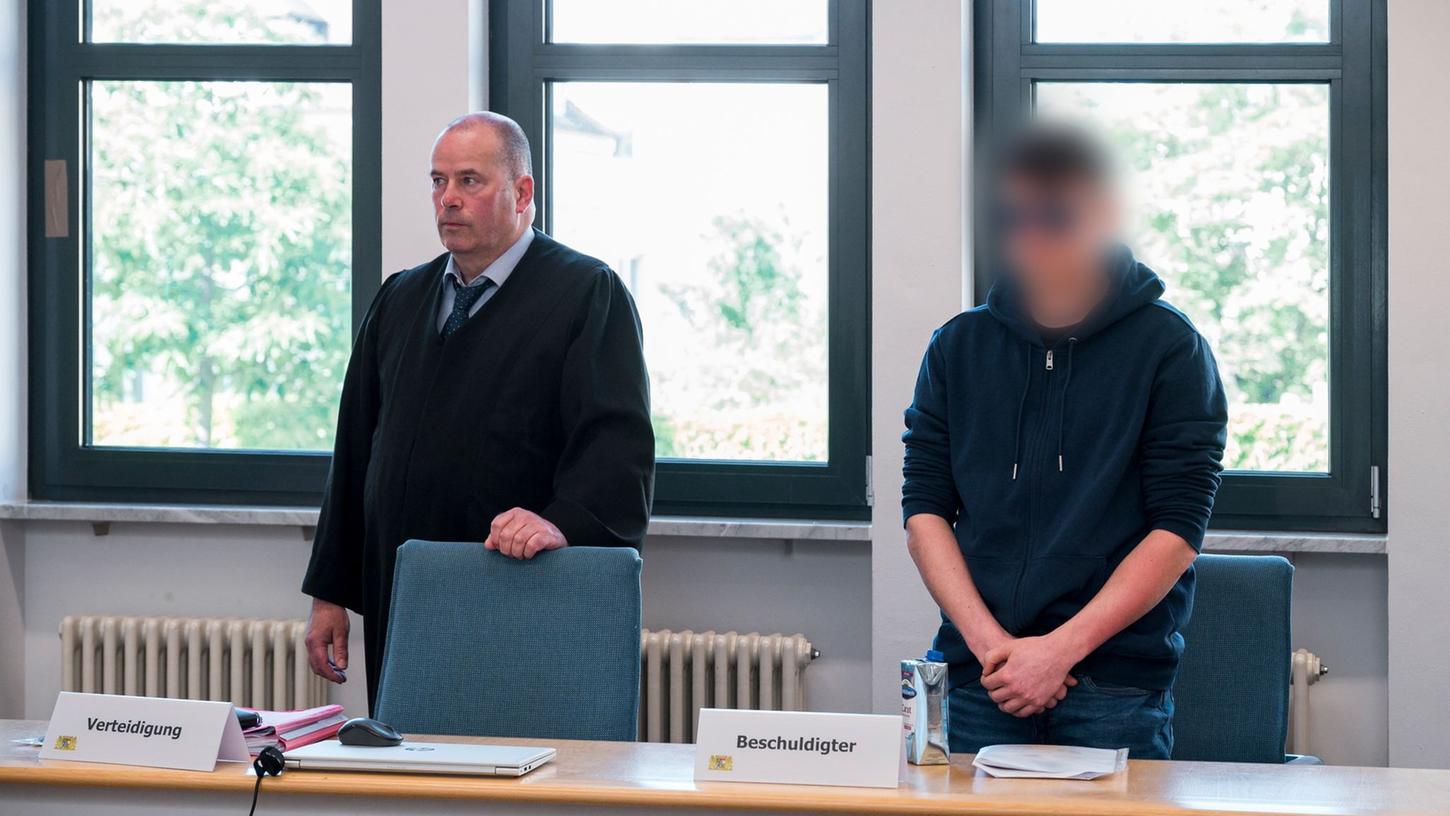 "Gefestigte judenfeindliche und rechtsextreme Geisteshaltung": Der Beschuldigte (r.) und sein Anwalt. "Gefestigte judenfeindliche und rechtsextreme Geisteshaltung": Der Beschuldigte (r.) und sein Anwalt.