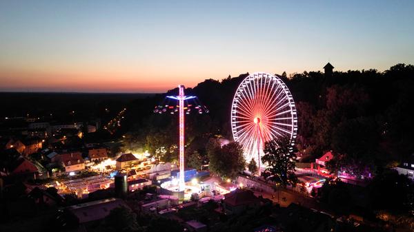 Für viele ist das Riesenrad längst zu einem Wahrzeichen der Bergkirchweih geworden. Seit 2022 hat es geschlossene Gondeln.