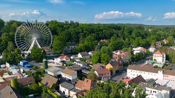 Am letzten Tag wird die Bergkirchweih traditionell mit dem Bierbegräbnis beendet: Festwirte und Helfer ziehen mit Schaufel, Pickel, einem Priester (alias einer der Festwirte) sowie einem letzten Fass Festbier durch die Menge, um dieses zu begraben. Winkend mit weißen Taschentüchern verabschieden sich die Besucher vom "Berch" zu dem Lied "Lili Marleen".
