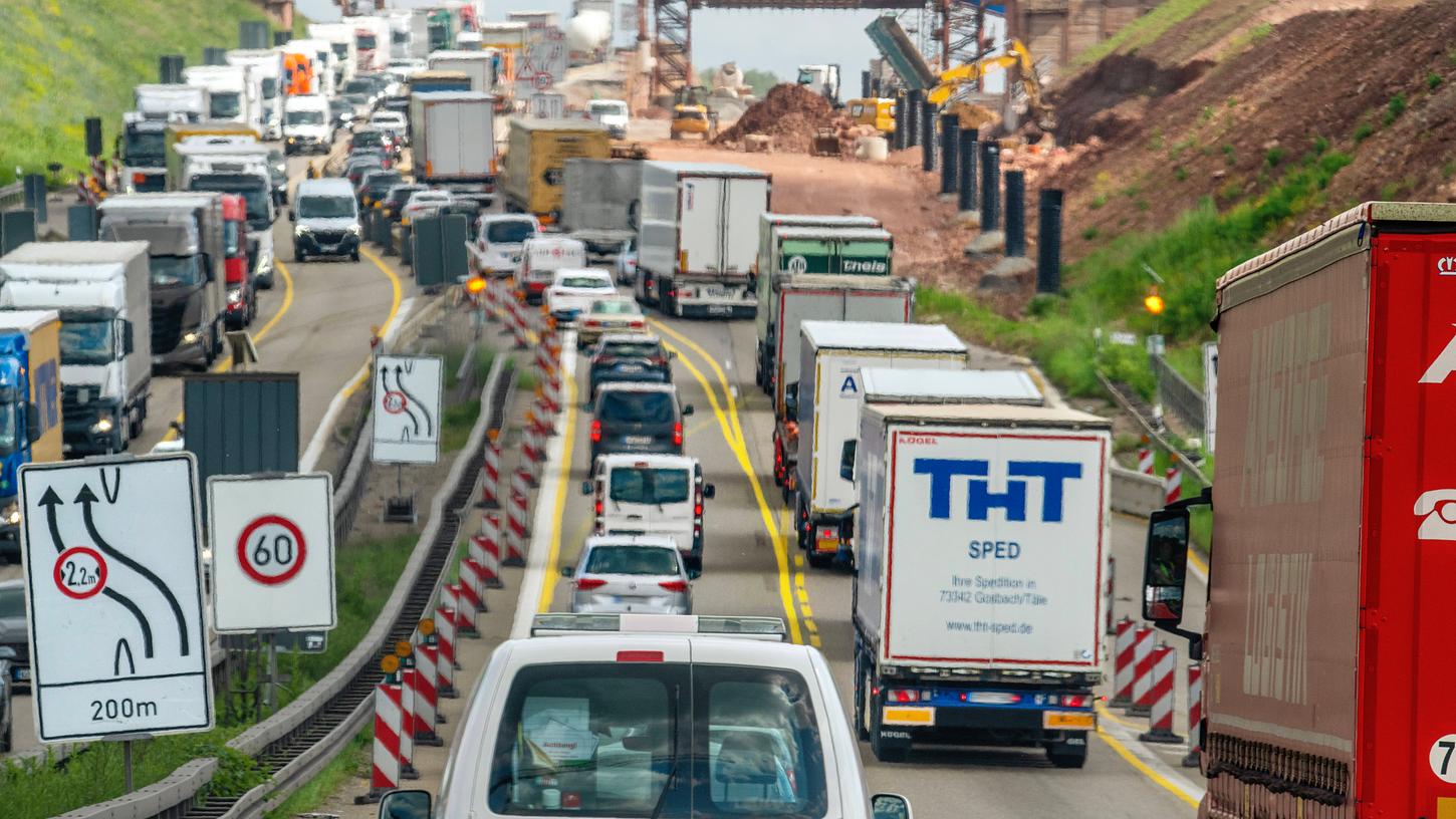 Stau auf der A8 bei Pforzheim, viele LKWs unterwegs. (Symbolbild)