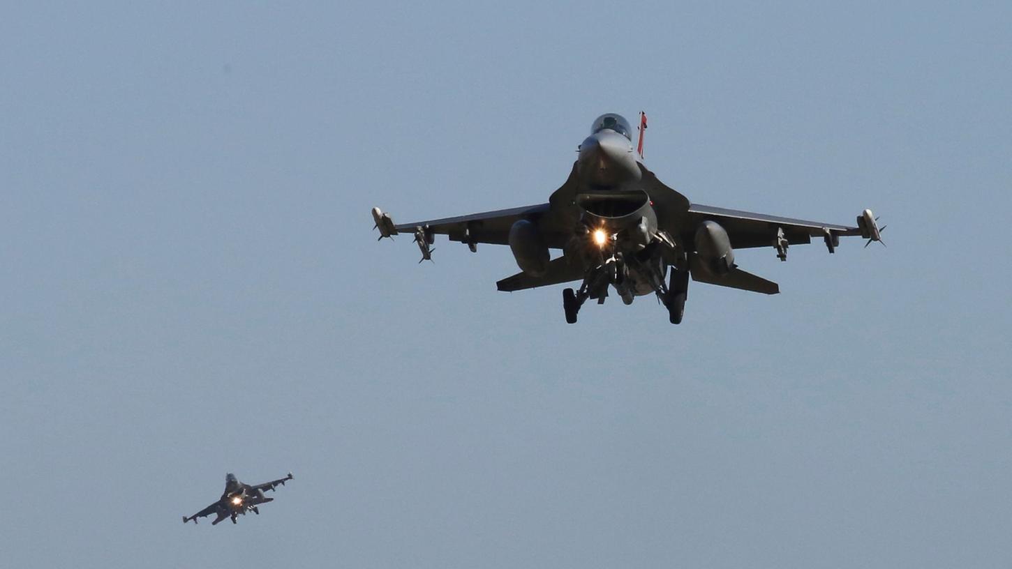 F-16-Kampfjets der US-Luftwaffe während einer Luftwaffenübung. F-16-Kampfjets der US-Luftwaffe während einer Luftwaffenübung.
