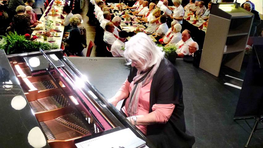 Monika Vogel stimmte am Klavier auf den "Alt und Jung"-Nachmittag ein.