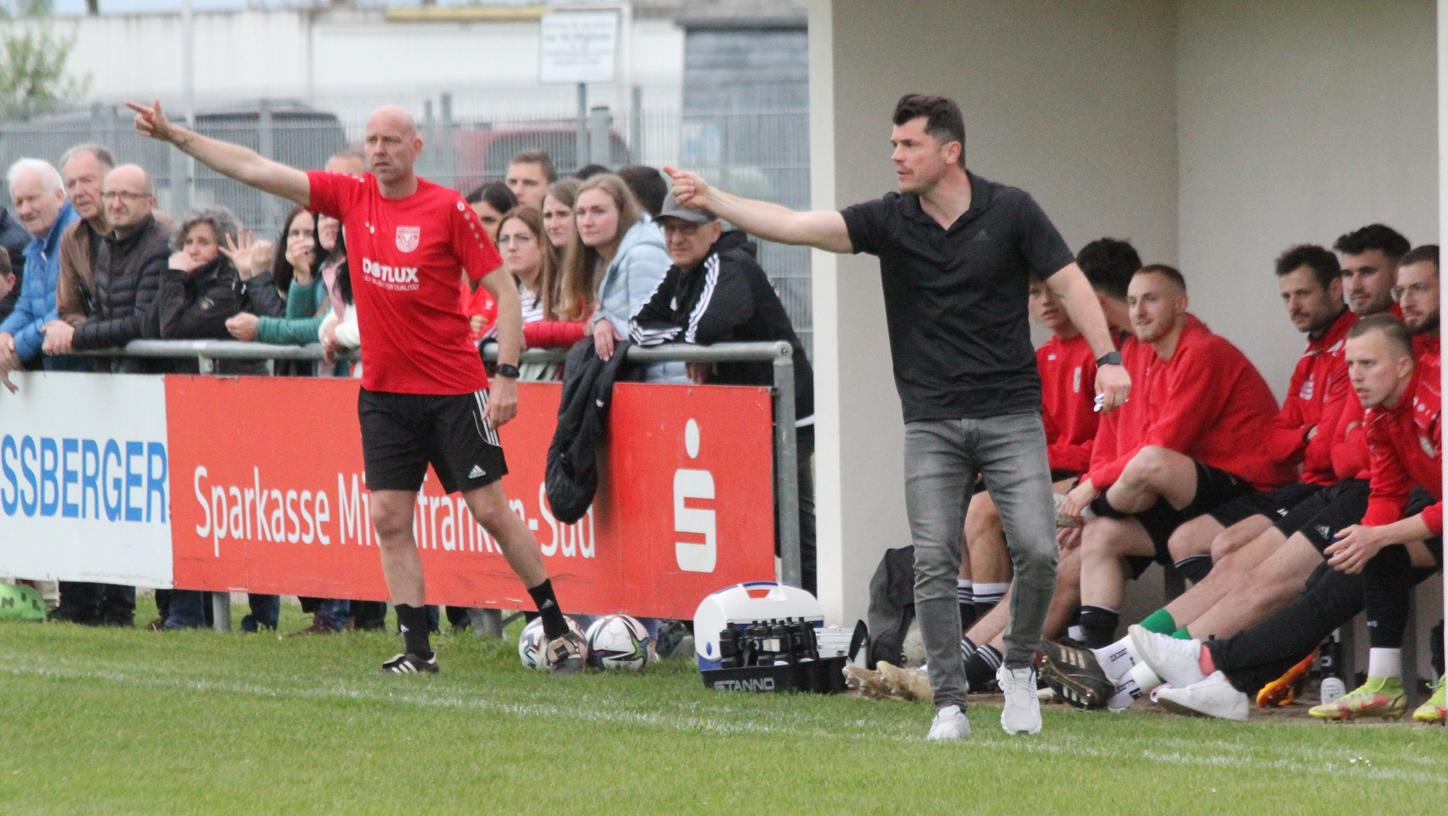 Die Weißenburger Trainer Markus Vierke (vorne rechts) und Michael Seitz (links) hoffen zum Abschluss nochmals auf einen Sieg.  