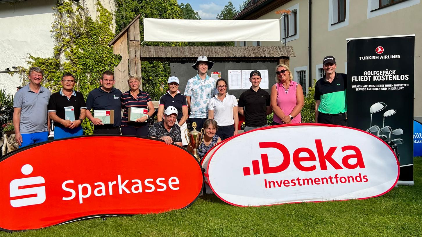 Die Siegerehrung des Eineder-Cups 2023: Unser Bild zeigt die bestplatzierten Golferinnen und Golfer eingerahmt von Peter Schiebsdat (links) und Stephan Mayer (rechts).  