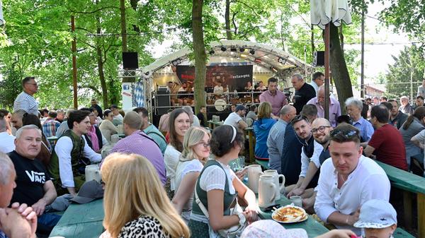 Am Erich-Keller sorgte die Band "Böhmisches Verlangen" für einen gutgelaunten Start in den zweiten Bergtag.