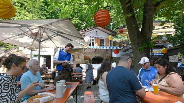 Brotzeit unter schattigen Bäumen am Entlas-Keller.