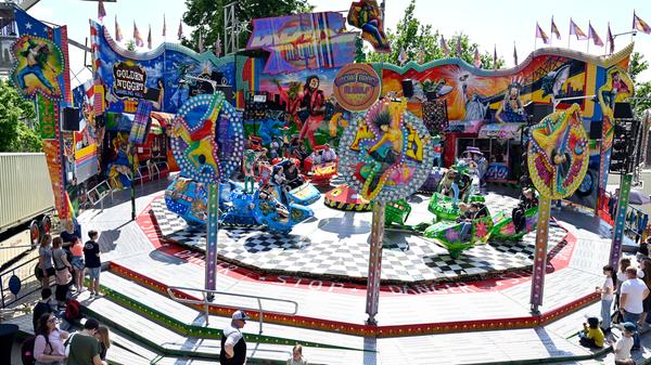 Das Break-Dance-Fahrgeschäft neben dem Riesenrad.