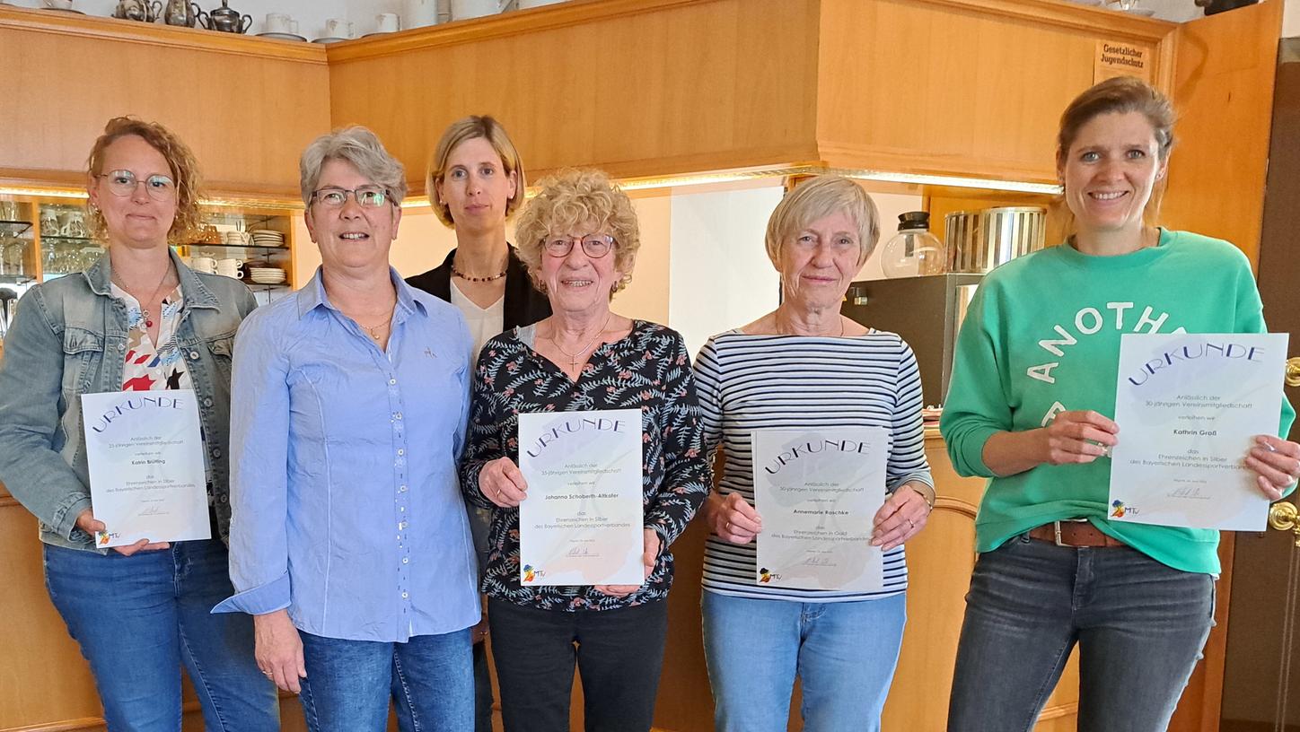 Ehrungen beim MTV Pegnitz: Katrin Brütting, Ute Nickel, Katrin Reichenberger, Johanna Schoberth, Annemarie Raschke und Kathrin Groß (von links). Ehrungen beim MTV Pegnitz: Katrin Brütting, Ute Nickel, Katrin Reichenberger, Johanna Schoberth, Annemarie Raschke und Kathrin Groß (von links).