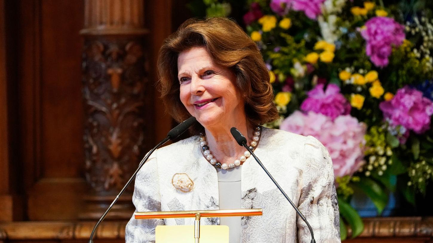 Königin Silvia von Schweden spricht im Rathaus in Heidelberg.