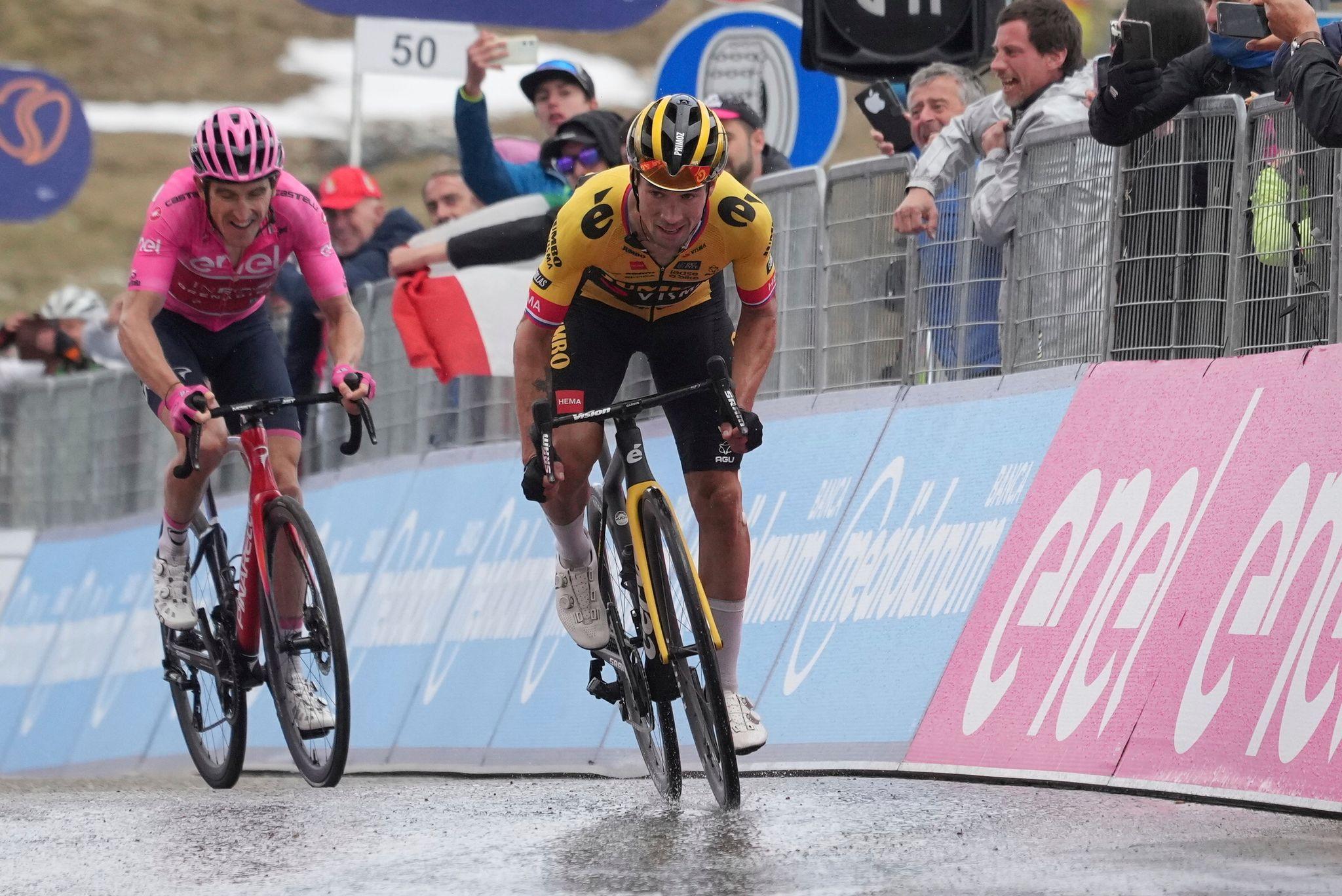 Primoz Roglic (r) kam zwar vor Geraint Thomas ins Ziel, in das entscheidende Bergzeitfahren geht aber der Brite mit einer 26-Sekunden-Gesamtführung. Primoz Roglic (r) kam zwar vor Geraint Thomas ins Ziel, in das entscheidende Bergzeitfahren geht aber der Brite mit einer 26-Sekunden-Gesamtführung.