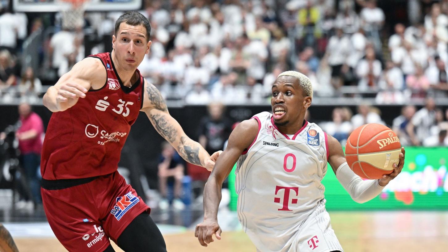 TJ Shorts (l) will mit den Telekom Baskets Bonn den Titel holen.