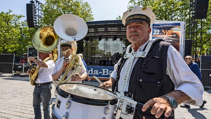 Rhythmus ist alles, wenn die "New Orleans Rhythm Brass Band" durch die Straßen der Stadt zieht.