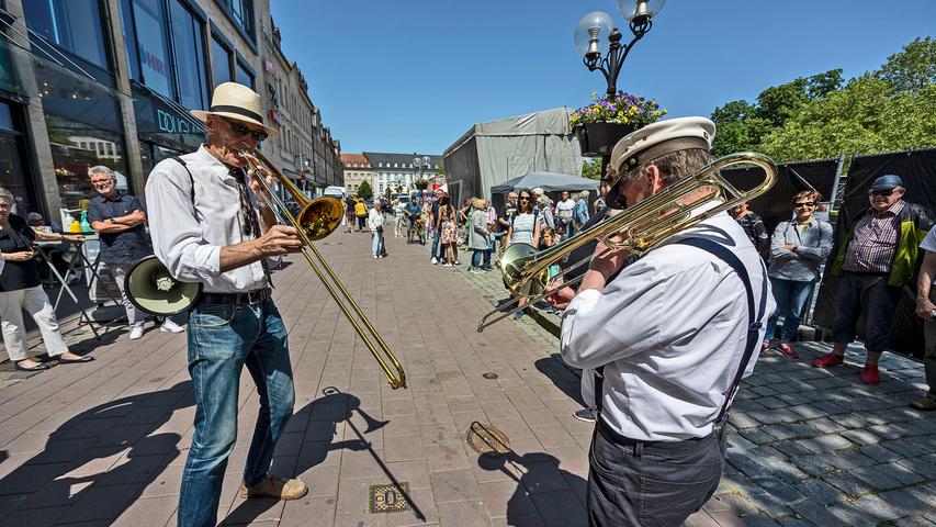 Das Pfingstwochenende 2023 bringt Sonne satt und angenehme Frühlings-Temperaturen - ideale Spielbedingungen für die "New Orleans Rhythm Brass Band"