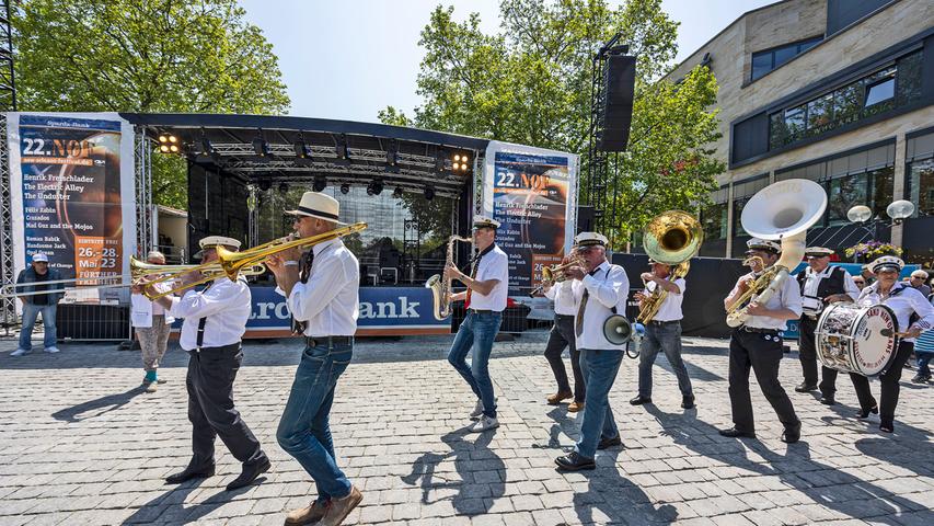 Ein Set vor der Festival-Bühne, dann geht die "New Orleans Rhythm Brass Band" auf ihre Parade durch die Fürther Innenstadt.