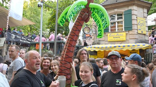 Der nächste Baum: Der Verein "Bergflair ERhalten" hat am Freitag zum Feiern eine aufblasbare Palme mitgebracht. Was es mit dem Baum-Drama auf sich hat, lesen Sie hier.