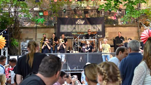 Im "Kessel" am Entla's Keller spielte wie am Vortag die Band Big Discussion auf.