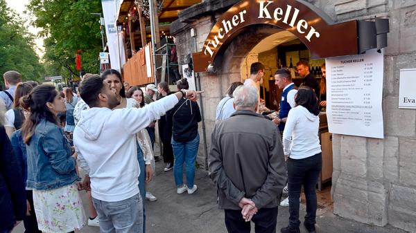 Woher die Begeisterung kommt, wissen wir nicht. Vielleicht war es einfach der Anblick einer schon gezapften Maß Bier.