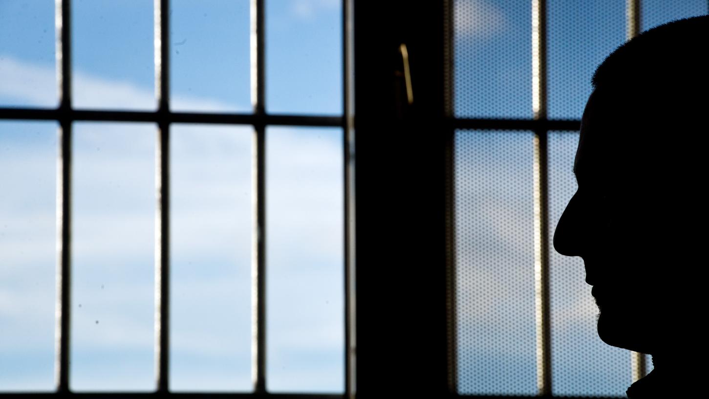 Die Forensische Psychiatrie in Erlangen, in der der 40-Jährige sitzt, gleicht einem Hochsicherheitsgefängnis. (Symbolbild) Die Forensische Psychiatrie in Erlangen, in der der 40-Jährige sitzt, gleicht einem Hochsicherheitsgefängnis. (Symbolbild)