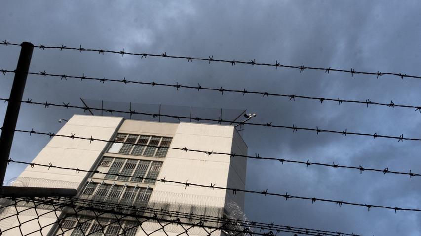 Die Forensische Psychiatrie in Erlangen, in der der 40-Jährige sitzt, gleicht einem Hochsicherheitsgefängnis (Symbolbild) Die Forensische Psychiatrie in Erlangen, in der der 40-Jährige sitzt, gleicht einem Hochsicherheitsgefängnis (Symbolbild)