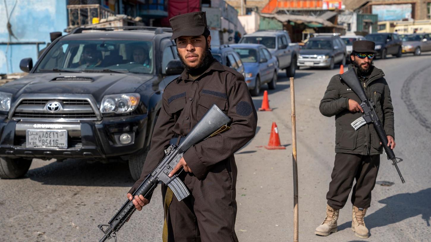 Taliban-Kämpfer stehen Wache in Kabul. (Archivbild)