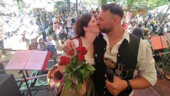 Rosenregen und Romantik am Erichkeller: Heiratsantrag auf dem Berg in Erlangen