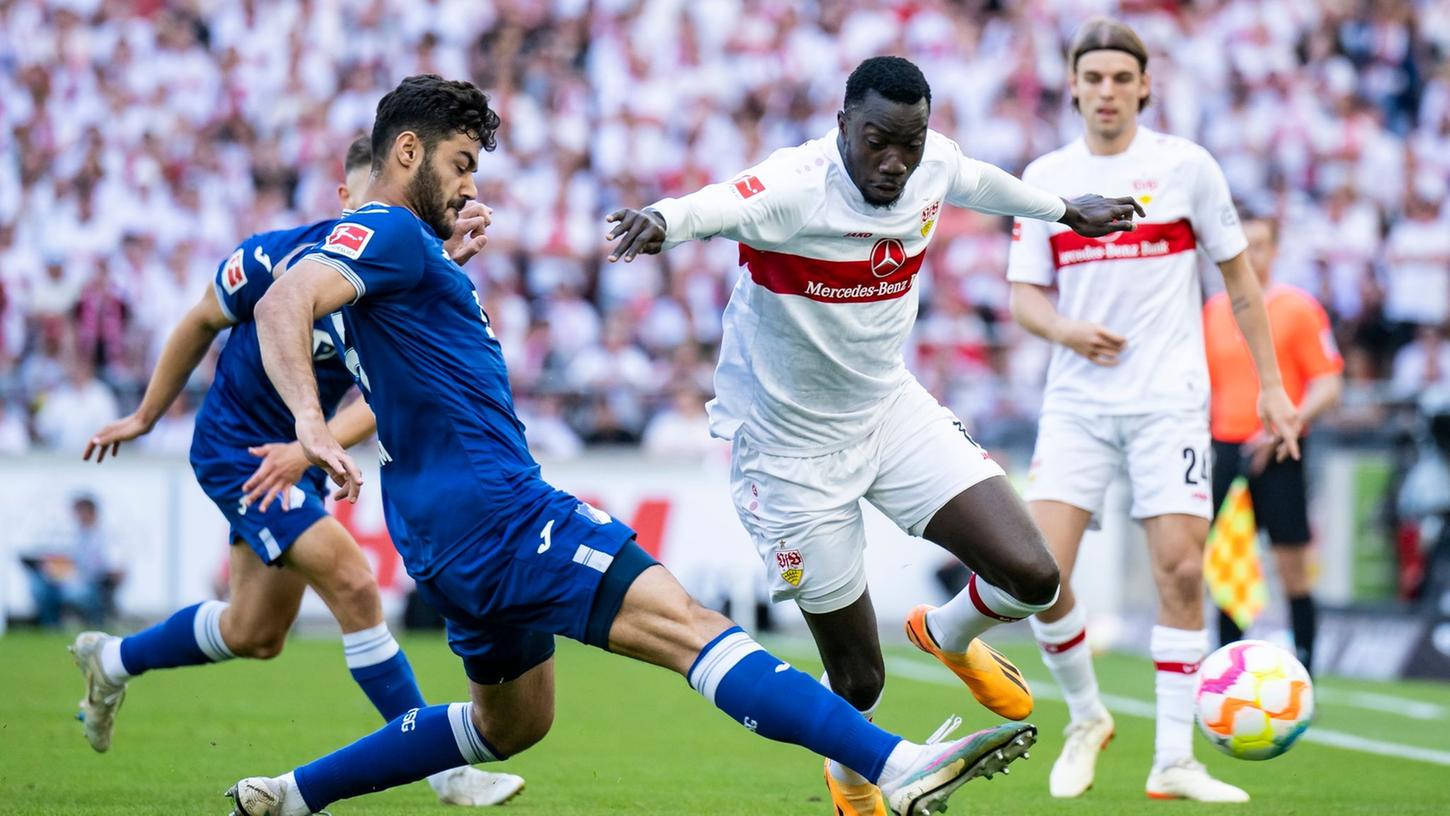 Nach einem 1:1-Remis gegen Hoffenheim  muss Silas Katompa Mvumpa (r) mit dem VfB Stuttgart den Gang in die Relegation antreten.