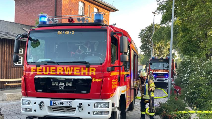Glück im Unglück: Dadurch, dass auch einige Feuerwehrleute bei der Kärwa vor Ort waren, konnte der Löschzug schnell ausrücken.  