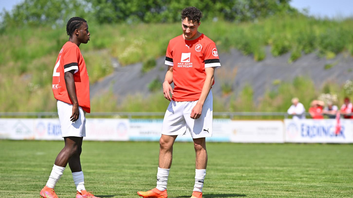 Im Spiel nach vorne fehlt dem SV Seligenporten nach wie vor die Durchschlagskraft. Davon zeugt die enttäuschte Gestik von Moustafa Tchabode (li.) und Kaner Özkuk nach der Partie gegen Großschwarzenlohe. Im Spiel nach vorne fehlt dem SV Seligenporten nach wie vor die Durchschlagskraft. Davon zeugt die enttäuschte Gestik von Moustafa Tchabode (li.) und Kaner Özkuk nach der Partie gegen Großschwarzenlohe.