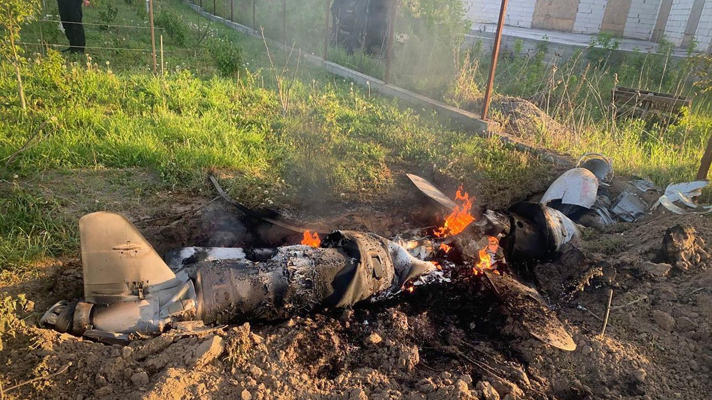 Auf diesem von der Pressestelle der ukrainischen Polizei zur Verfügung gestellten Foto sind nach einem nächtlichen Raketenangriff Mitte Mai in der Region Kiew Bruchstücke einer mutmaßlich russischen Rakete zu sehen, die vom ukrainischen Luftabwehrsystem abgeschossen wurde.