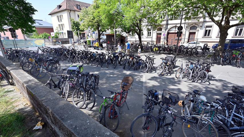 Bereits am Vormittag füllten sich die Fahrradparkplätze.