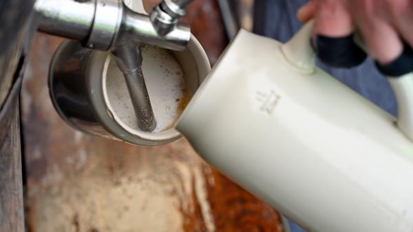 Die Steinkrüge sorgen dafür, dass das Bergbier frisch bleibt.