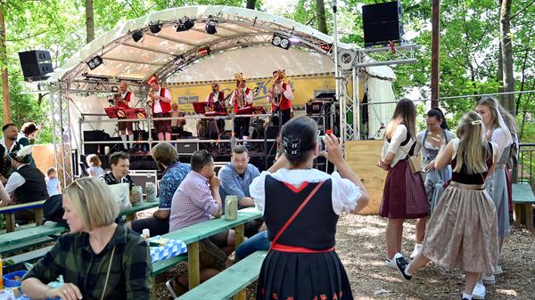 Ab Nachmittag gab es am Erich Keller musikalische Begleitung von Franken Mix. Hier kam es am Pfingstsamstag zu einem romantischen Heiratsantrag auf der Bühne.