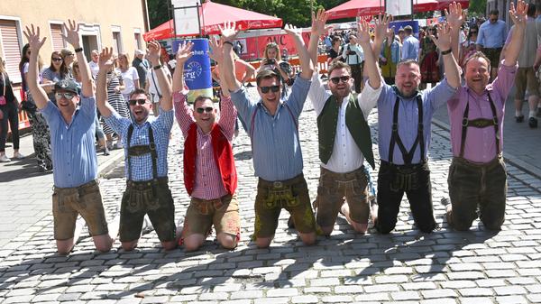Der Berg ruft. Diese Gruppe ruft offensichtlich zurück - ein interessantes Ritual.