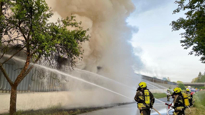 Insgesamt waren rund 80 Feuerwehrleute bei der Brandbekämpfung im Einsatz.