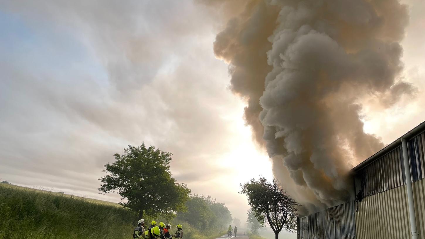 Aufregung und Großeinsatz am frühen Sonntagmorgen in Losaurach. Eine Lagerhalle eines Wertstoffhofes steht seit Stunden in Flammen.