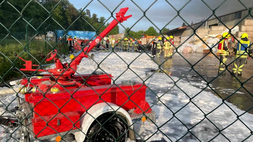 Die Feuerwehren beendeten am Sonntagnachmittag ihren Einsatz. Der Brandort wurde weiter von Einsatzkräften beobachtet, um eventuell vorhandene Glutneste im Nachgang zu löschen. 