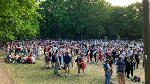 Nicht mehr nur zum Eröffnungstag füllt sich die Wiese, Party gibt es am Bürgermeistersteg mittlerweile jeden Berg-Tag.