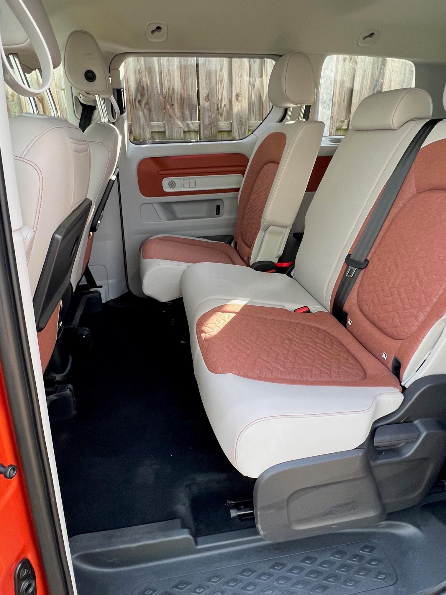 Mehr als fünf Passagiere bringt der ID. Buzz derzeit nicht unter. Die Dreier-Rückbank lässt sich längs verschieben, aber nicht ausbauen.