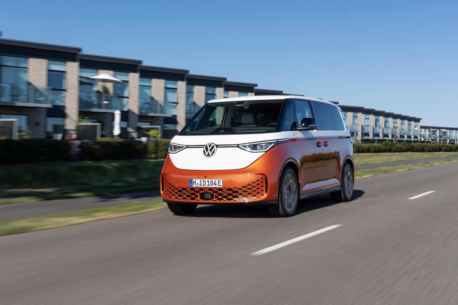 Der Batterie-Bulli wird von einem 150 kW/204 PS starken und in die Hinterachse integrierten Elektromotor angetrieben.