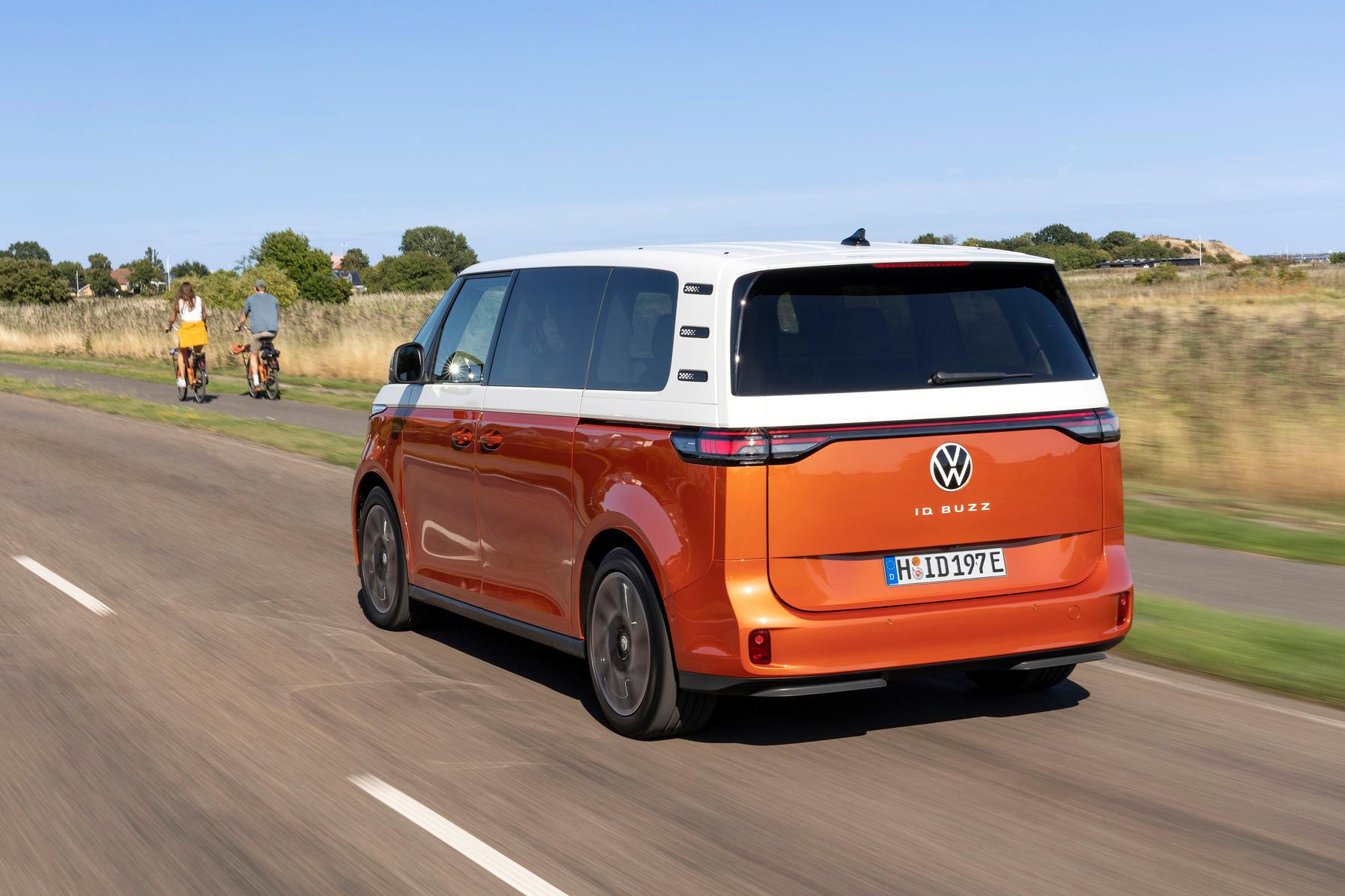 Den benötigten Fahrstrom speichert eine Batterie mit 77 kWh Netto-Energiegehalt ab.